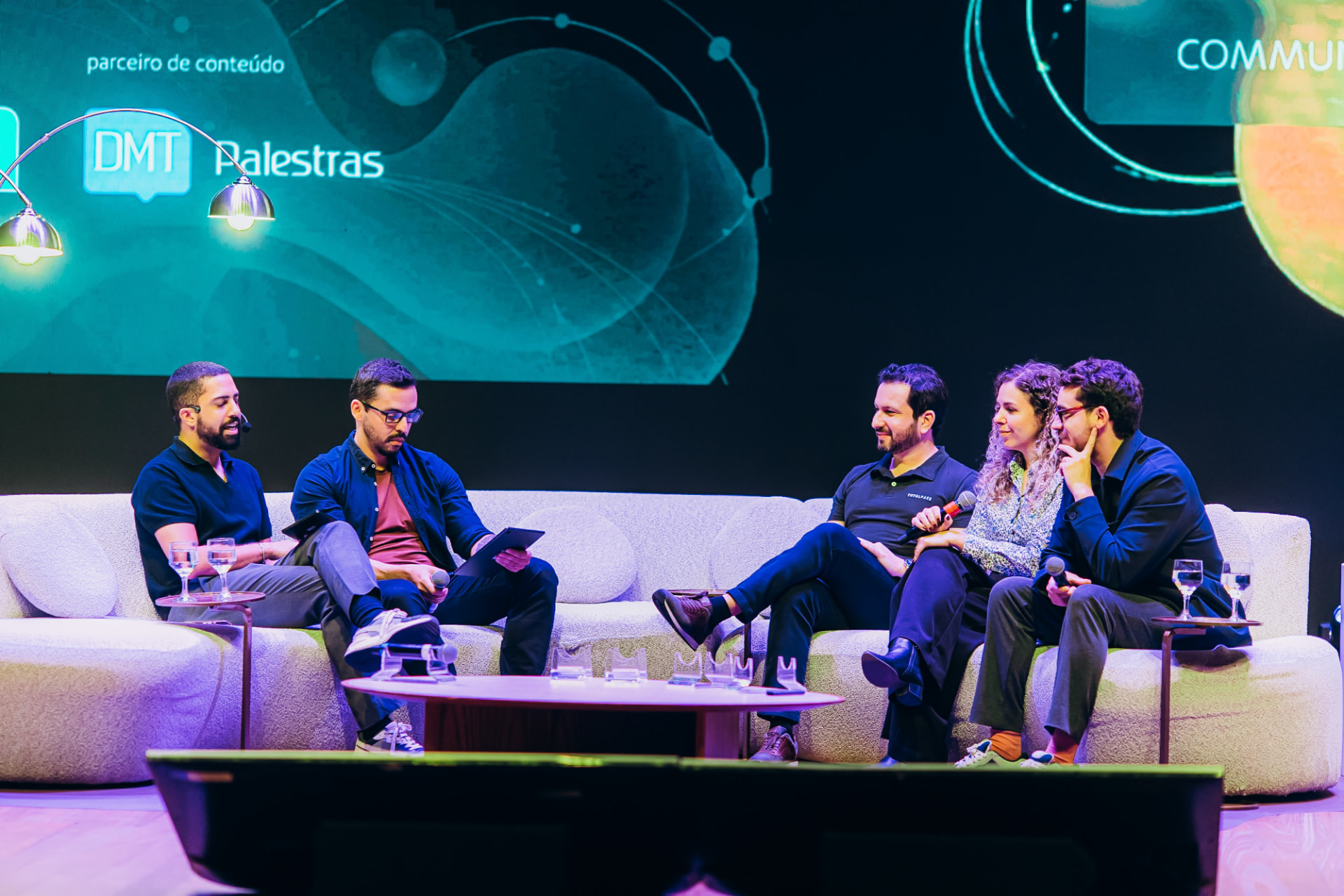 Painel 02 — participantes no palco durante A Economia do Viver Bem